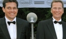ARCHIV - Bundeskanzlerin Angela Merkel (CDU) und ihr Mann Joachim Sauer (r) stehen zusammen mit dem FDP-Vorsitzenden Guido Westerwelle und dessen Lebensgefährten Michael Mronz (l) bei der Eröffnung der Bayreuther Festspiele in Bayreuth (Oberfranken) am 25.07.2008 zusammen. Nach Jahren in der Opposition kommt Guido Westerwelle in einer möglichen schwarz-gelben Regierung einem Regierungsamt näher. Foto: Marcus Führer dpa +++(c) dpa - Bildfunk+++
 Foto: dpa