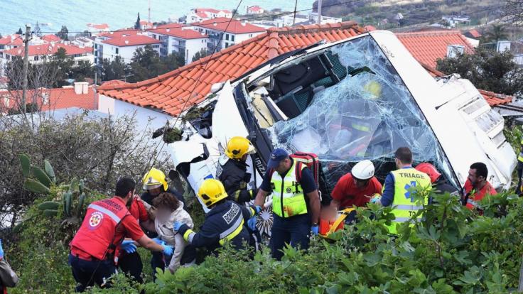 Auf der portugiesischen Atlantikinsel Madeira stürzt ein Reisebus in die Tiefe.