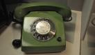 So viel anders als westdeutsche Telefone sieht dieser vergleichsweise junge Apparat gar nicht aus - Einheitsdesign mit Wählscheibe war damals angesagt. Der Aufdruck auf dieser macht allerdings den Unterschied - die Notrufnummern der DDR. (Exponat: Zeitgeschichtliches Forum, Leipzig) Foto: news.de