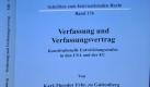 Die Dissertation von Verteidigungsminister Karl-Theodor zu Guttenberg mit dem Titel Verfassung und Verfassungsvertrag. Konstitutionelle Entwicklungsstufen in den USA und der EU soll in Teilen abgeschrieben sein.  Foto: dapd