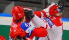 Und auch im Viertelfinale beim Klassiker zwischen Russland und Kanada wurde es handgreiflich: In der Lanxess Arena in Köln lieferten sich der Russe Nikolai Kulemin (links) und Rene Bourque aus Kanada eine Schlägerei auf dem Eis. Russland gewann die Partie bekanntlich mit 5:2. Foto: dpa
