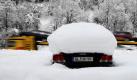 Zuerst allerdings muss mit einem Besen aller Schnee vom Fahrzeug entfernt werden ... Foto: ddp