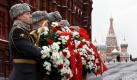 Mitglieder einer Ehrengarde halten für eine Kranzniederlegungszeremonie an einem Gedenkstein vor dem Kreml in Moskau Blumengestecke bereit. Damit wird der Schlacht bei Stalingrad vor 68 Jahren gedacht.  Foto: dapd