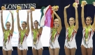 Das italienische Team feiert seinen Sieg im Mannschaftswettbewerb bei der Weltmeisterschaft der Rhythmischen Sportgymnastik in Japan. Foto: ap