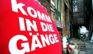 Die Zukunft des von Künstlern besetzte Gängeviertel ist weiter offen, da ein holländischer Investor Interesse am Viertel bekundet hat. Seit Ende August haben 200 Künstler das leerstehende Gebäude besetzt. Damit wollen sie auf den Raumnotstand für Künstler in Hamburg aufmerksam machen. Foto: dpa