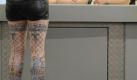Verwirrend: Unterschiedliche Emotionen spiegeln sich in den Gesichtern zweier Garderobenfrauen auf der Internationalen Tattoo-Convention in Frankfurt am Main. Foto: Boris Roessler  Foto: dpa
