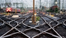 Die Monopolkommission hat eine Zerschlagung der Deutschen Bahn gefordert. Der Wettbewerb im deutschen Schienenetz komme vor allem deshalb nicht in Fahrt, weil der Marktführer Deutsche Bahn unter seinem Dach Infrastruktur und Transportsparte vereine und dadurch deutliche Vorteile beim Zugriff auf das Schienennetz habe, erklärten die Experten in einem Sondergutachten. Foto: ap