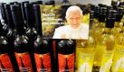 In Freiburg wird passend zum Papstbesuch am kommenden Wochenende ein eigens abgefüllter Wein in Rot und Weiß angeboten. Der Papstwein aus edlen Trauben verkaufe sich gut, so eine Sprecherin der Winzergenossenschaft. Foto: dapd