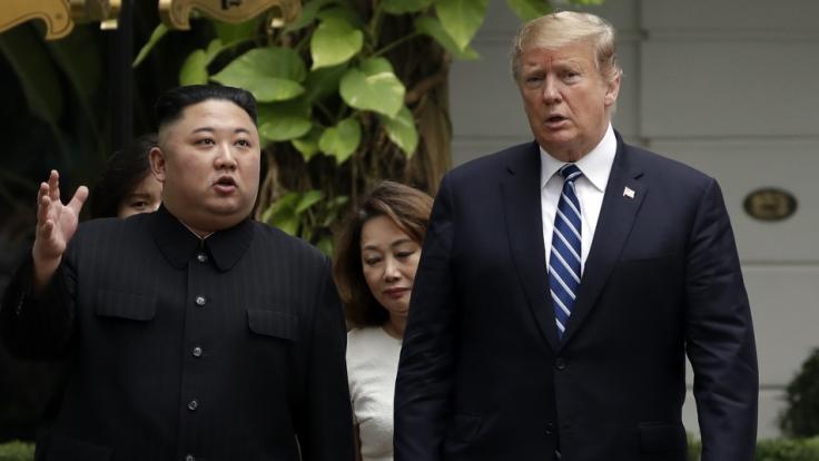 Kim Jong Un (l), Machthaber von Nordkorea, und Donald Trump, Präsident der USA, während ihres Treffens in Hanoi.