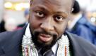 Musiker beendet wochenlange Spekulationen - Hartes Rennen um Amt abzusehen
Überschrift: 	Wyclef Jean reicht Kandidatur um haitianische Präsidentschaft ein
Vorspann: 	
Text: 	

Port-au-Prince (apn) Port-au-Prince (apn) Nun ist es offiziell: Der Musiker Wyclef Jean tritt bei der haitianischen Präsidentschaftswahl an. Am Donnerstag (Ortszeit) reichte der Star zehn Minuten vor Schleißung des zuständigen Büros die erforderlichen Unterlagen in Port-au-Prince ein. Damit beendete er wochenlange Spekulationen um seine Ambitionen, vom Musikgeschäft in die Politik zu wechseln. Auf Jean wartet ein Wahlkampf gegen eine starke Konkurrenz in dem vom Erdbeben zerstörten Land. Unter anderem tritt er gegen Ex-Ministerpräsident Jacques-Edouard Alexis an.

Jean, der mit den «Fugees» berühmt wurde, fuhr in einer Wagen-Kolonne vor, dann stieg er in dunklem Anzug und Krawatte auf das Dach seines Geländewagens und verbeugte sich vor der Menge. «Es ist sehr ergreifend», sagte der Musiker, der von seiner Frau und seiner Tochter begleitet wurde.

Jean hatte sich nach dem verheerenden Erdbeben im Januar als Gründer einer Hilfsorganisation hervorgetan, die seitdem rund neun Millionen Dollar (rund sieben Millionen Euro) gesammelt hat. Von da an verdichteten sich die Gerüchte um eine mögliche Präsidentschaftskandidatur. Amtsinhaber René Préval kann laut Verfassung nicht erneut kandidieren.

Schon seit langem mangelt es Haiti an einer stabilen Regierung. Durch das Erdbeben hat sich die Lage weiter verschärft, 300.000 Menschen kamen ums Leben, etwa 1,6 Millionen wurden obdachlos. Wegen der schlechten Infrastruktur kommt der Wiederaufbau nur schleppend voran. Die Hauptaufgabe des nächsten Präsidenten wird es deshalb sein, Häuser für die Obdachlosen zu schaffen, Milliarden von Hilfsgeldern zu verwalten, eine funktionsfähige Verwaltung aufzubauen und der Wirtschaft auf die Beine zu helfen.

© 2010 The Associated Press. Alle Rechte Vorbehalten - All Rights Reserved Foto: dpa