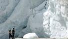 ARCHIV - Touristen betrachten am 18. August 2007 das Eis des Aletschgletschers nahe der Bettmeralp im Schweizerischen Kanton Wallis. Der Klimawandel laeuft einem neuen Forschungsbericht zufolge noch schneller ab als erwartet. Ohne deutliche Verminderungen der Treibhausgas-Emissionen koennte die globale Durchschnittstemperatur bis zum Jahr 2100 um bis zu sieben Grad Celsius ansteigen, heisst es in dem Synthesebericht fuehrender Klimaforscher. (AP Photo/Keystone, Laurent Gillieron, Archiv) ** zu APD3089 ** ---  FILE - In this Aug. 18, 2007 file photo two tourists look at the ice structure of the Aletschgletscher glacier near Bettmeralp in the canton of Valais, Switzerland. (AP Photo/Keystone, Laurent Gillieron, File) Foto: ap
