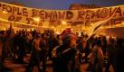 Demonstranten protestieren auf dem Tahrir-Platz in Kairo. Tausende Demonstranten übernachteten auf dem Platz. Es kam zu keinen größeren Auseinandersetzungen. Foto: dpa