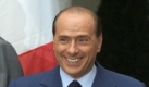Bei der Parlamentswahl im Mai 2001 wird Forza Italia wieder die stärkste Kraft, Berlusconi wird erneut Ministerpräsident. Das harte Vorgehen der Polizei beim G8-Gipfeltreffen in Genua (hier posiert Berlusconi mit Frankreichs Staatspräsident Jacques Chirac und Russlands Präsident Wladimir Putin) und islam-feindliche Äußerungen nach den Anschlägen vom 11. September schaden seinem Ansehen im Ausland. Foto: ddp