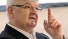 ARCHIV - Joschka Fischer, der ehemalige deutsche Außenminister, spricht in Wien auf einer Pressekonferenz (Archivfoto vom 06.09.2011). Fischer (63) zählt sowohl Bob Dylan als auch Ernst Mosch zum Soundtrack seines Lebens. Für die TV-Sendung «Tonspur», die am späten Samstagabend (24.09.2011) im 3sat-Programm stand, wählte der frühere Außenminister acht Lieder aus, die in seinem Leben eine wichtige Rolle spielten. Zu den Musikstücken gehören Bob Dylans «Blowin' In The Wind» und «Macht kaputt, was euch kaputt macht» von Ton Steine Scherben, aber auch Ernst Moschs «Egerland, Heimatland» und Freddy Quinns «Seemann, lass das Träumen». EPA/ROLAND SCHLAGER (zu dpa 0918 vom 24.09.2011) +++(c) dpa - Bildfunk+++  Foto: dpa