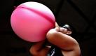 Moment mal, ist das ein Riesenkaugummi? Weit gefehlt: Es handelt sich um eine - aufgepasst - Wärmflasche, die der Herr vom Team Xtreme Sport hier wie einen Luftballon aufpustet. Während einer Show im indischen Bangalore zeigen die stärksten Männer der Welt ihre Fähigkeiten. Respekt.  Foto: dpa