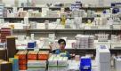 ARCHIV - Ein Mitarbeiter der Apotheke der Uniklinik in Essen  sortiert am 23. Oktober 2009 Medikamente. Bundesgesundheitsminister Philipp Roesler hat bestaetigt, dass er zur Eindaemmung der Gesundheitskosten die Pharmaunternehmen bald zu Preissenkungen zwingen will. Als kurzfristige Kostenbremsen werde es Zwangsrabatte und Preismoratorien geben, sagte der FDP-Politiker der Bild-Zeitung laut Vorabmeldung. (AP Photo/Martin Meissner) --- FILE - A man selects drugs at the pharmacy of the university hospital in Essen, Germany, Oct. 23, 2009. (AP Photo/Martin Meissner) Foto: ap