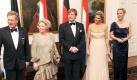 Bundespräsident Christian Wulff (l) und seine Frau Bettina (r), Königin Beatrix der Niederlande (2.v.l), Kronprinz Willem-Alexander und Kronprinzessin Maxima stehen bei einem Defilee anlässlich eines Staatsbanketts im Schloss Bellevue nebeneinander. Die niederländische Königin Beatrix lässt sich heute, am zweiten Tag ihres Staatsbesuches, die Hauptstadt Berlin zeigen. Der königliche Tag beginnt am Morgen am Brandenburger Tor. Dort wird die 73-jährige Monarchin zusammen mit Berlins Regierendem Bürgermeister Klaus Wowereit durch das Symbol des wiedervereinten Deutschlands schreiten. Foto: dpa