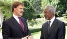 Der Weltfrieden ist bislang noch nicht im Portfolio: Maschmeyer lud Ex-UN-Chef Kofi Annan zum 20. AWD-Geburtstag ein. Das gab schöne und wichtige Fotos - so wie dieses. Wie viel Annan als Gage erhielt, blieb unbekannt.
 Foto: dpa