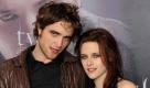 Die Schauspieler Kristen Stewart und Robert Pattinson posieren am Samstag (06.12.2008) im Mathäser Kino in München (Oberbayern) bei einer Autogrammstunde im Rahmen der Vorführung des Films 'Twilight - Biss zum Morgengrauen'. Der Film spielte in den USA am Startwochenende über 70 Millionen Dollar ein. Am 15. Dezember 2008 läuft der Film in den deutschen Kinos an.
 Foto: dpa
