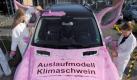 Umweltschützer von Greenpeace verwandeln am Donnerstag (25.09.2008) vor dem Mercedes-Benz-Autohaus Boris Becker in Greifswald einen Geländewagen der Mercedes-M-Klasse in ein rosa Klimaschwein mit künstlicher Schnauze, Ohren und Ringelschwanz. Damit setzt die Umweltschutzorganisation Greenpeace ihre Klimaschwein-Kampagne gegen besonders umweltschädliche Autos fort. Mit Plakaten «Mercedes-Benz - Abspecken fürs Klima» forderten sie den Autohersteller zur Produktion klimafreundlicher Automodelle auf. Die Umweltschützer protestieren gegen die klimaschädliche Modellpolitik des Unternehmens und fordern kleinere, leichtere und spritsparende Fahrzeuge. Foto: Stefan Sauer/lmv +++(c) dpa - Bildfunk+++ 
 Foto: dpa