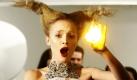 Ein Model lässt einen falschen 20-Euro-Schein bei der Haute Couture Fashion Collection in Paris in Flammen aufgehen.  Foto: ap