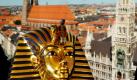 Die Rekonstruktion der berühmten Goldmaske des Pharaos Tutenchamun vor der Kulisse Münchens im Rathaus-Büro des Münchener Oberbürgermeisters Christian Ude (SPD). Ude hat die Schirrmherrschaft der Ausstellung übernommen und bekam daher die Goldmasken-Rekonstruktion zur Ansicht überreicht. Foto: ddp