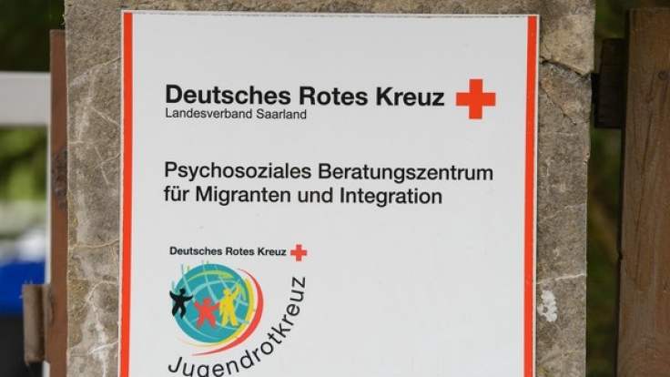 Das Schild am Gelände einer Beratungsstelle des DRK in Saarbrücken, in der am 07.06.2017 ein Syrer nach einem Streit einen Berater erstach.