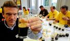 Braumeister Frank Müller testet in der Brau-Akademie Dömens in Gräfelfing bei München im Zuge des Bier-Wettbewerbs European Beer Star Award 2010 mit einem Team aus internationalen Bier- und Brauerei-Experten Biere aus der Kategorie Imperial Stout. 955 Biere bewerben sich um den Preis. Die Experten aus 21 Nationen bewerten die aus 34 Ländern stammenden Brauerzeugnisse in einer Blindverkostung. Foto: dapd