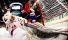 Zu spät: Der Norweger Andre Lysenstoen versucht den Puck aufzuhalten, allerdings hat der Kanadier Rick Nash das Tor bereits gemacht. Das Spiel fand im Rahmen der Olympischen Spiele in Vancouver statt, es endete 8:0 für das Gastgeberland Kanada. Foto: ap