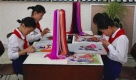 ...dient die Betonung traditioneller Künste und Rituale. Im Studenten- und Kinderpalast Mangjongdae in Pjöngjang fertigen Mädchen traditionelle koreanische Stickereien an. Der Diktator... Foto: ap