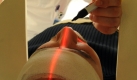 Der Medizinisch Technische Assistent Vinzenz Waberzeck bereitet in der Klinik und Poliklinik für Nuklearmedizin des Universitätsklinikums Leipzig einen Probanten für eine Untersuchung mit einem Positronen-Emissions-Tomographie Kamera-System vor, aufgenommen am 21.02.2009. Erstmalig wird dabei mit einem gespritzten radioaktiven Arzneimittel die Verfügbarkeit von Glückshormonen und die Veränderung unter anderem bei Alzheimer- und Parkinsonpatienten untersucht. Eine Kombination von Hirnaufnahmen mit einem Magnet-Resonanz-Tomograph (MRT) und einem Positronen-Emissions-Tomograph (PET) ermöglicht eine neuartige Diagnostik, die im Rahmen einer internationalen Studie mit Wissenschaftlern in Frankreich, den USA und Schweden durchgeführt wird. Foto: Waltraud Grubitzsch dpa/lsn +++(c) dpa - Bildfunk+++
pixel Foto: dpa