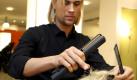Ein Friseur gestaltet am Montag (27.11.2006) im Rahmen einer Pressekonferenz in Stuttgart eine Damenfrisur. Bei der Fachmesse Hair & Style vom 03.- 04.12.2006 in den Messehallen auf dem Stuttgarter Killesberg werden neue Trends und Produkte rund um den Friseurberuf vorgestellt. Der Trend bei den Frisuren liegt in diesem Jahr wieder bei akurat geschnittenen Formen. Foto: Bernd Weißbrod dpa/lsw +++(c) dpa - Bildfunk+++
 Foto: dpa