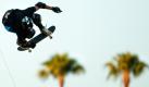Bob Burnquist aus Brasilien schwebt während des Finales des Wettbewerbs Skateboard Big Air scheinbar über den Palmen. Die X Games, zu denen der Wettbewerb gehört, finden im Los Angeles Memorial Coliseum statt. Burnquist war erfolgreich und bringt wie schon im letzten Jahr die Goldmedaille mit nach Hause. Foto: ap