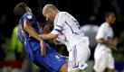 Zinedine Zidane ist einer der besten Fußballer aller Zeiten, legendär sind aber auch die Ausraster des Franzosen. Im WM-Finale 2006 gegen Italien, dem letzten Spiel seiner Karriere, musste er vorzeitig vom Platz. Grund war ein Kopfstoß, den Zidane dem Italiener Marco Materazzi verpasst hatte. Foto: dpa