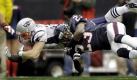 Der Footballspieler Dunta Robinson, Cornerback der Houston Texans, rennt Julian Edelman, Wide Receiver der New England Patriots, um.  Foto: ap