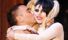 Gaga selbst verkleidet sich nicht nur zu ihrem eigenen Vergnügen. Für Thierry Mugler lief sie auf der Pariser Fashion über den Catwalk und bekam dafür ein Küsschen von Art Director Nicola Formichetti (links). Foto: dapd