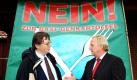 Mecklenburg-Vorpommerns Landwirtschaftsminister Till Backhaus (rechts/SPD) ist beim Gespräch mit Jürgen Binder vom Verein Gentechnikfreies Europa in Zepkow im Müritz-Kreis bei einer Aktion von Gentechnik-Gegnern  ganz der Meinung der Aktivisten. Im Hintergrund mahnt ein Transparent gegen den Anbau der gentechnisch veränderten Kartoffel Amflora von BASF auf einem benachbarten Feld. Backhaus hat Bundeslandwirtschaftsministerin Ilse Aigner (CSU) erneut aufgefordert, den Anbau von Amflora zu verbieten.  Foto: dpa