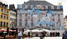 Mit einer künstlerisch gestalteten Bauplane ist das historische Rathaus in Bonn verhangen. Bis zum Dezember 2010 wird das Alte Rathaus Bonn für 4,4 Millionen Euro aus dem Konjunkturpaket II energetisch saniert. Foto: ap