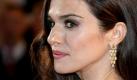 Die Britin Rachel Weisz, die heute 41 Jahre alt wird und mit dem erfolgreichen Klassiker-Remake Die Mumie (1999) ihren Durchbruch hatte, ist aber offenbar in festen Händen. Bei den Dreharbeiten zu dem Thriller Dream House kamen sich Weisz und James Bond-Darsteller Daniel Craig angeblich näher. Nachdem auch Craig seine Verlobung mit der Filmproduzentin Satsuki Mitchell im November aufgelöst hatte, wurden die beiden Schauspieler laut New York Daily News während der Feiertage händchenhaltend bei einem Spaziergang gesehen. Foto: dpa