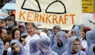 Der Vorstandsvorsitzende der RWE AG, Juergen Grossmann (M.), und Auszubildende und junge Angestellte des Energiekonzerns RWE demonstrieren am Freitag (04.09.09) vor dem Rathaus in Biblis mit Transparenten unter dem Motto Kernig in die Zukunft fuer die Zukunft der Kernenergie. Rund 1500 Auszubildende und junge Angestellte des Energiekonzerns RWE haben sich am Freitagmorgen im suedhessischen Biblis zu einer Demonstration fuer die Zukunft der Kernenergie zusammengefunden. Die Mitarbeiter reisten nach Angaben des Unternehmens aus ganz Deutschland an den Standort der beiden Atomreaktorbloecke Biblis A und B an. Aufgerufen wurden sie dazu von der Gesamtjugendvertretung des RWE-Konzerns und dessen Kraftwerkssparte RWE Power. Am Vormittag wollten die Demonstranten in einem Solidaritaetsmarsch zum Kirchplatz von Biblis ziehen, wo RWE-Chef Juergen Grossmann und Ministerpraesident Roland Koch (CDU) zu ihnen sprechen wollten. (zu ddp-Text) Foto: Thomas Lohnes/ ddp Foto: ddp