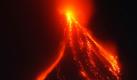 Der philippinische Vulkan Mayon speit Lava und Asche. Sicherheitskräfte zwangsevakuieren Bürger, die noch immer in ihren Häusern um den Vulkan geblieben sind. Foto: ap