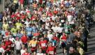 Ein Teil der rund 20.000 Teilnehmer läuft beim 25. Hamburger Marathon in der Nähe des Hafens vorbei. Auch in anderen deutschenStädten gibt es heute Wettbewerbe, unter anderem in Leipzig und im Gefängnis in Darmstadt. Foto: ap