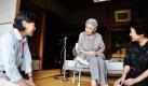 Ein Bediensteteter der Stadt Kobe (links) besucht die 100-jährige Mitsue Watase (Mitte) in ihrem Heim in Westjapan. Die Stadtangestellten begannen damit ihre Reise, auf der sie Menschen besuchen, die mindestens hundert Jahre alt sind. Foto: ap