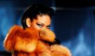 Ein Model präsentiert eine pelzige Kreation des Labels Dsquared2 Fashion House auf der Mailander Fashion Week. Foto: ap