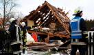 Nach der Explosion eines Einfamilienhauses in Germering bei München sind zwei Leichen geborgen worden. Zunächst war eine Frauenleiche im Keller des völlig zerstörten Hauses gefunden worden. Ob es sich bei der Toten um die 84-jährige Hausbesitzerin handelt, ist noch nicht geklärt.  Auch bei dem zweiten verkohlten Körper weiß die Polizei noch nicht, ob es sich um den vermissten 88-jährigen Ehemann der Hausbesitzerin handelt. Er wurde in die Rechtsmedizin in München gebracht.  Foto: dapd