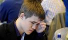 port/ Einzelfoto/ Magnus Carlsen/ Schacholympiade/ Schach/ Schachspiel/ Schachpartie/ Mimik/ denken/ Konzentration/ konzentriert/ Gestik

Der norwegische Schachspieler Magnus Carlsen konzentriert sich am Samstag (22.11.08) in Dresden im Internationalen Congress Center (ICC)auf seine Schach-Partie. Die Dresdner Schach-Olympiade hat sich einen Eintrag ins Guinnessbuch der Rekorde gesichert. Am Samstag haetten die Schachfreunde aus aller Welt im Dresdner Rathaus rund 1600 verschiedene Buecher ueber ihr Hobby auf einer Flaeche von 350 Quadratmetern aufgestellt, sagte Organisator Martin Stamer auf
ddp-Anfrage. Die Olympiade, an der rund 1300 Spieler aus 141 Laendern teilnehmen, dauert noch bis Dienstag (25.11.08)

Foto: Norbert Millauer/ ddp Foto: ddp