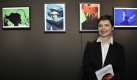 Die italienische Schauspielerin Isabella Rossellini posiert  im NRW-Forum Kultur und Wirtschaft in Düsseldorf während einer Pressekonferenz zur Vorstellung ihres Fotobuchs Green Porno mit einem Exemplar. Foto: ddp