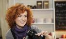 Die Sängerin der No Angels, Lucy Diakovska, posiert in den Bavaria-Studios in München bei den Dreharbeiten zur Episode 3801 der Serie Marienhof mit einer Kamera. Lucy spielt in der Folge die Fotografin Hanne.
 Foto: ddp