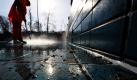 Ein Mitarbeiter von Bäderland Hamburg reinigt in Hamburg im Billstedter Freibad mit einem Hochdruckreiniger die Fliesen eines Schwimmbeckens. Bis zum Saisonauftakt am 1. Mai sollen die Freibäder wieder sauber sein. Foto: dpa