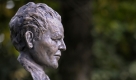Die Bronzebueste des 1945 ermordeten Hitler-Attentaeters Georg Elser (1903-19459, aufgenommen am Mittwoch (24.09.08) in Berlin in der 'Strasse der Erinnerung' in der Naehe des Brandenburger Tores. Elser veruebte am 08. November 1939 im Buergerbraeukeller in Muenchen ein Bombenattentat auf Adolf Hitler und weitere Mitglieder der NS-Fuehrung. Am Mittwochabend soll die Bueste von Bundesinnenminister Wolfgang Schaeuble (CDU) enthuellt werden.

Foto: Michael Gottschalk/ ddp Foto: ddp